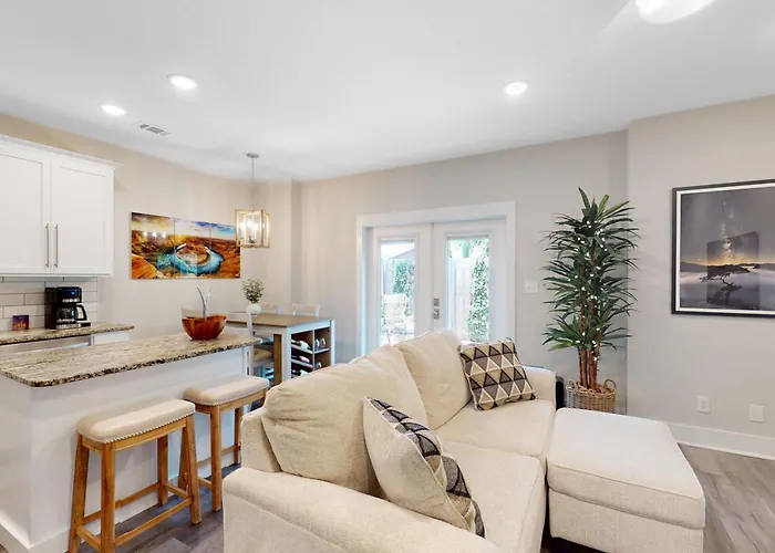 Holiday home Stylish Dog-friendly Townhome With Firepit & Enclosed Yard - Blocks To Downtown *