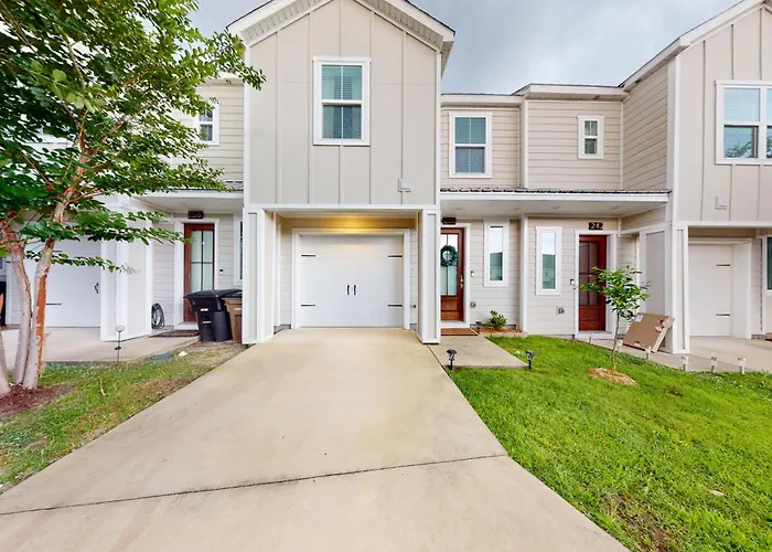 Holiday home Stylish Dog-friendly Townhome With Firepit & Enclosed Yard - Blocks To Downtown Pensacola