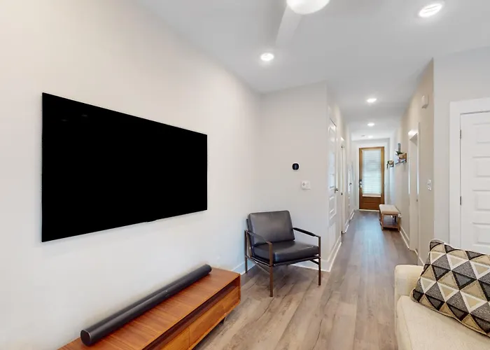 Holiday home Stylish Dog-friendly Townhome With Firepit & Enclosed Yard - Blocks To Downtown *