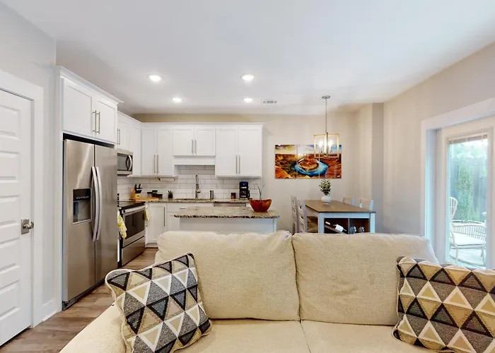 Holiday home Stylish Dog-friendly Townhome With Firepit & Enclosed Yard - Blocks To Downtown *