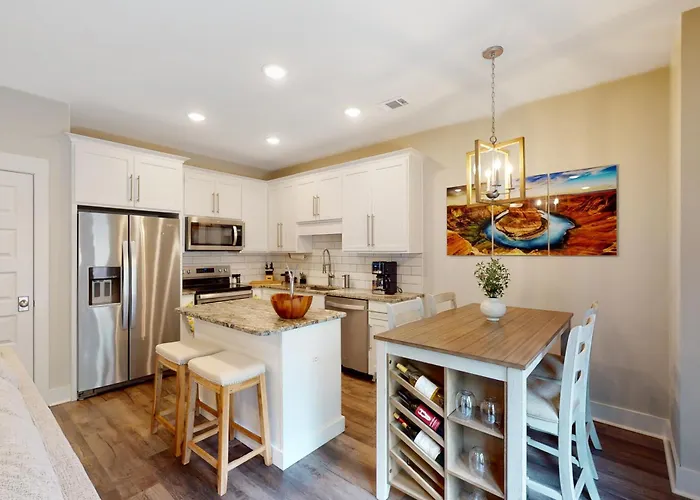 Holiday home Stylish Dog-friendly Townhome With Firepit & Enclosed Yard - Blocks To Downtown