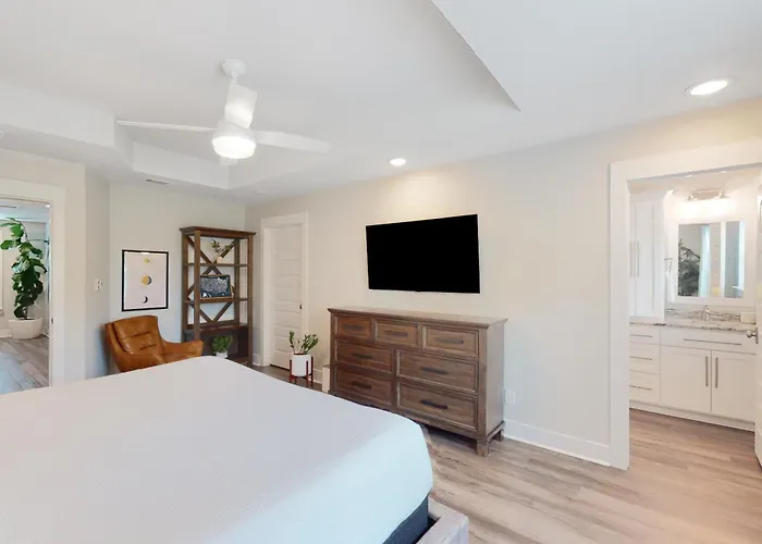 Holiday home Stylish Dog-friendly Townhome With Firepit & Enclosed Yard - Blocks To Downtown *