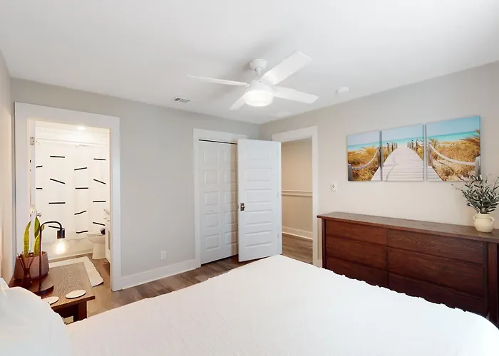 Holiday home Stylish Dog-friendly Townhome With Firepit & Enclosed Yard - Blocks To Downtown *